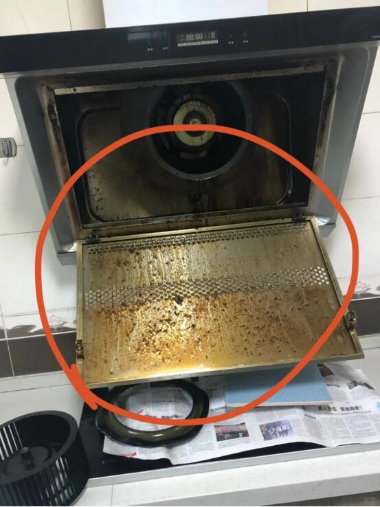 媳婦下單了我們的油煙機清洗服務(wù)，上門時婆婆卻攔著不讓拆